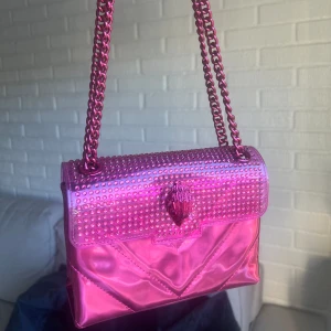 Kurt Geiger väska  - Superfina unik rosa Kurt Geiger väska  Knappt använd, nyskick Skriv för fler bilder
