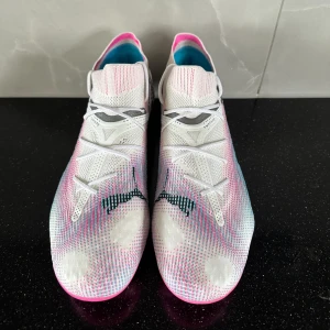 Puma fotbollsskor  - Säljer dessa PUMA Future 7 Ultimate Phenomenal. Köpt för 2500! Mitt pris 899!! Storlek 44. Använt en enstaka gång. OBS! Finns inga sulor, därav de billiga priset!  Hör av dig vid ytterligare frågor!