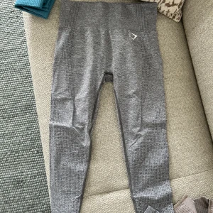 Gymshark tights  - Använder aldrig dessa. Storlek M men passar även som en S. Väldigt bra skick, även gymshark loggan är oskadd. Köptes för flera år sen, finns ej att köpa längre. Köptes för 500 