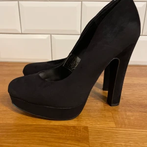 Svarta Duffy-pumps - Endast använda en gång inomhus. Väldigt bra skick! Svart mocka och 10 cm klack. Liten 38 som passar mig som har 37 i de flesta skor.