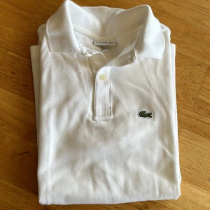 Vit Lacoste piké  - Vit Lacoste piké i nästan nyskick, använd ett fåtal gånger! 