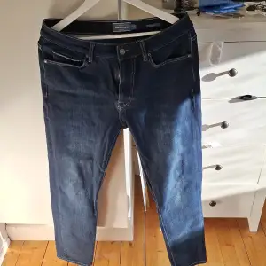 Aldrig använda jeans från Dressman, underbar mörkblå färg som passar alla! Slimfit i storlek 34/30.