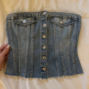 Zara topp - Jättesnygg jeanstopp från zara. Används tyvärr inte längre där av säljer jag den, den är i nyskick 💋