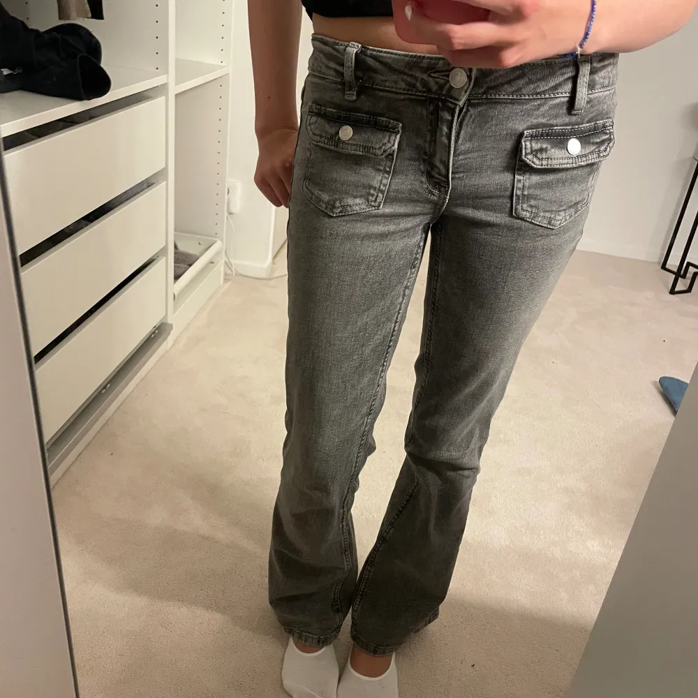 As snygga Lågmidjade jeans med fickor där fram från gina Young, säljer pga lite för korta på mig. Använt ca 2 gånger och är i superbra skick. Pris kan diskuteras . Jeans & Byxor.