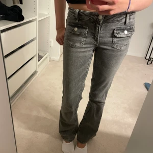 Lågmidjade jeans - As snygga Lågmidjade jeans från gina Young, säljer pga lite för korta på mig. Använt ca 2 gånger och är i superbra skick. Pris kan diskuteras 
