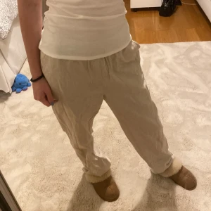 linnebyxor - dessa trendiga linnebyxorna från kappahl! är 162cm, och midjan är stechig och har knappar för att justera storleken efter dig! säljer då jag har andra linnebyxor💗 meddela vid frågor eller funderingar ❣️