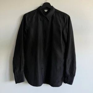 Arket skjorta - Svart skjorta i silke från Arket. Normal i passformen.