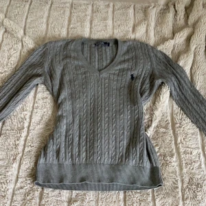 En snygg modern Ralph Lauren - Denna snygga Ralph Lauren tröjan är ett bra köp. Den är i storlek M fast fungerar även för S. Snygg och i bra skick, dock så har den används några gånger då du kan märka det lite! 🤍🤍🎀 Går att pruta priset, skriv nedan👇👇