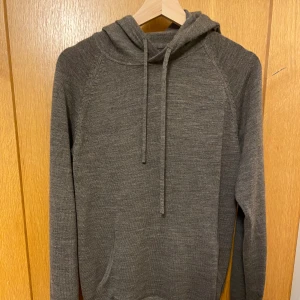 Merinoull tröja - Tröjan är från Bläck och är i nästan oanvänt skick - ej nopprig eller skadad på annat sätt. Strlk: S/M 