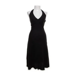 Klänning - Halterneck klänning i linne som köptes på sellpy men säljs då den är för liten. Den är från H&M, i storlek 36 och bra skick! Skriv gärna vid intresse eller frågor🥰