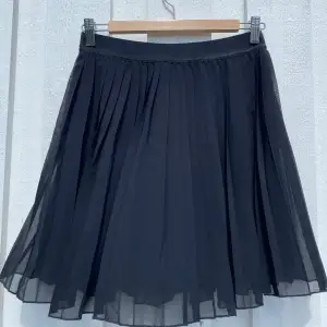 vacker plisserad kjol i mycket gott skick 