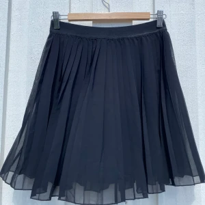 plisserad kjol  - vacker plisserad kjol i mycket gott skick 