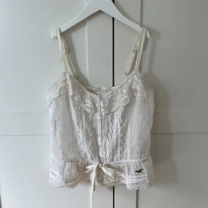 Topp/ blus - Jätte fin topp från Hollister. Fint skick. Justerbara band. Kan gå ner i pris vid snabb affär. Köparen står för frakt💕