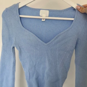 Blå tröja - En blå tröja från H&M med super stretchigt tyg! Superskön! Sweetheart urringad! ❤️