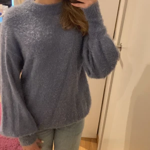 Fluffig tröja - Fluffigt material, tajtare mot händerna