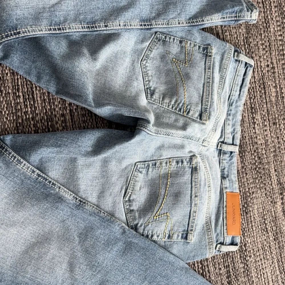 Jätte snygga low waist jeans ifrån Junkyard, aldig använt pågrund av att dom sitter inte så bra på mig. Kontakta mig för frågor eller annat! 💘. Jeans & Byxor.