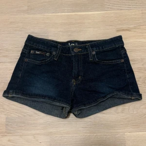 Lågmidjade jeansshorts  - Vintage jeansshorts. De är i jättebra skick. Har inga bilder på då dom är för små💗Skriv om du har frågor💗