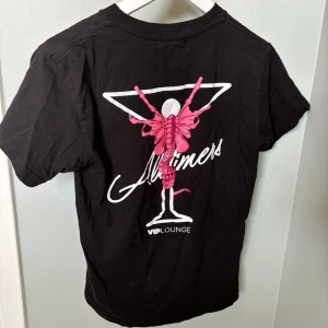 Alltimers T-shirt  - Svart T-shirt från Alltimers med snyggt tryck på ryggen! Fint skick!