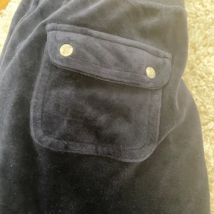 Juicy byxor! - Säljer mina juciy byxor för att dom ej används dom har använts få tal gånger och är som nya, super skönt material! Tyck gärna på köp nu🥰