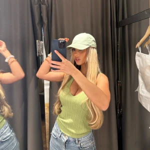 Grönt linne  - Grönt linne från Zara, kommer tyvärr aldrig till användning. Använt max 2 gånger 💚