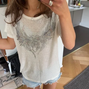 T-shirt ifrån Zadig  - T-shirt ifrån Zadig & Voltaire. Super fin, men ganska lång. Köpt för ca 800 kr, i deras butik, och bara använd ett fåtal gånger.