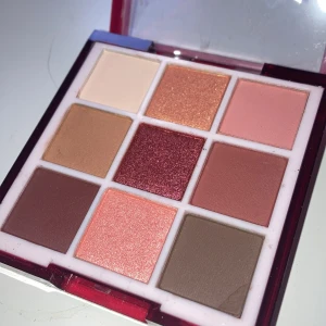 Ögonskugga palett - Säljer denna palett från Makeup Mekka då den inte kommit till användning. Fick den i en kalender. Endast testat några färger. 