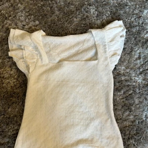 Topp  - Topp i storlek 44/XL Passformen är S-L, liten i storleken  Den är helt oanvänd alltså i nyskick!