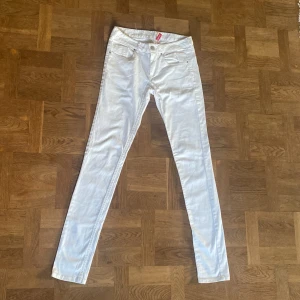 Vita  jeans H&M strl 34 - Vita jeans med stretch  från Divided - H&M Storlek 34 I fint skick, knappt använda, som nya
