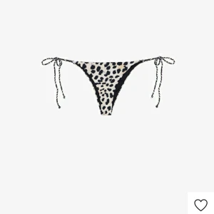 Bikini underdel  - Säljer för råkade få med två! Helt oanvända med prislapp och allt kvar. Slutsålda på hemsidan!