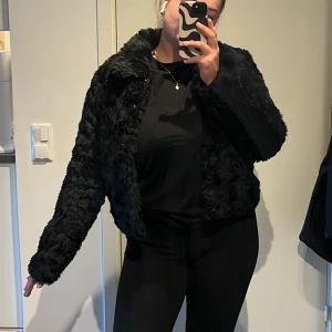 Teddy jacka - Svart teddyjacka från vila🖤