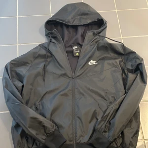 Nike regnjacka - En regnjacka som jag har hittat i min garderob bara använd ett par gånger, frågor kan du ställa i dms.