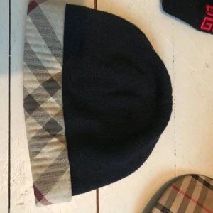 Burberry mössa - Ovanlig vintage burberry mössa, sitter rätt tight så rekommenderas inte för stora huvuden. Bra skick och inga skador eller fel.