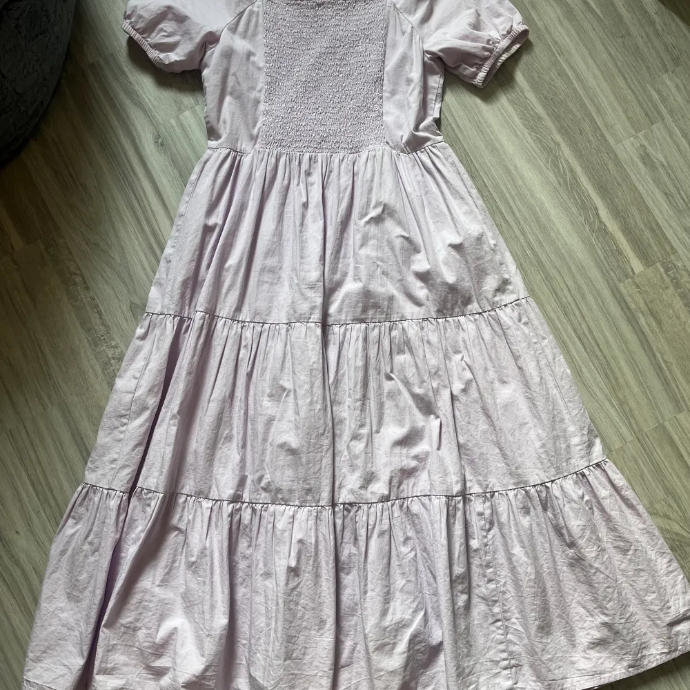 Jätte söt klänning, perfekt nu till sommaren! Från Lindex i storlek 158( xs)! Mycket bra skick använd cirka 2 gånger. 💖. Klänningar.