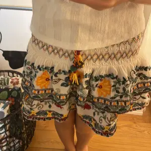  Säljer denna trendiga Sara kjol inga defekter i storlek XS men passar också S, har använts två gånger jättefin med snygga detaljer 🪵🍂🌿