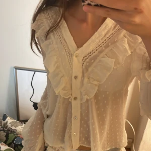  Zara blus -  Säljer denna jättetrendiga fina zara blusen med volanger i beige, använd två gånger så i nyskick🫶🏼i xs men passar även s