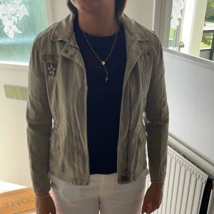 Zara Jacka  - Säljer en efterfrågad, Jätte fin jacka i Olive grön från Zara i väldigt bra skick. Skriv vid intresse, köparen står för frakten. Säljaren den pga att den är liten på mig. 