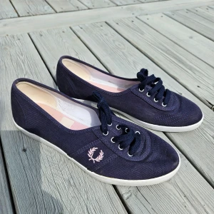 Fred Perry tygsko  - Mycket fina tygskor från Fred Perry stl 40. Använda fåtal gånger.