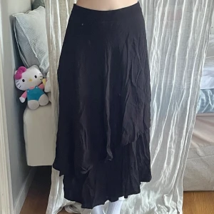 Svart midikjol  - Svart midikjol i storlek XS från Carin Wester^_^