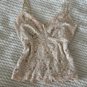 Spets topp  - osäker på storleken men skulle säga s