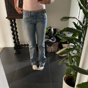 Boocut jeans - Jeansen är knappt använda och i bra skick, säljer dom pgr av låg användning, de står ingen storlek men funkar bra för mig som är 162 och 34💗