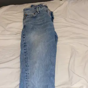 Säljer dessa jeans, har dock ett hål som jag visade. Går att fixa säkert. 