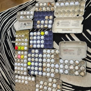 Vi säljer dessa golfbollar för ett billigt pris - Bra skick men kan vara lite smutsiga. Inget fast pris så pris kan diskuteras. Vi har de flesta så fråga gärna vilka vi har så kan vi kolla om vi har.