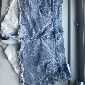 Shorts - Så snygga shorts med blått leopard mönster! Storlek S/M. Ej öppen för bytesaffärer. 