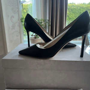 Jimmy Choo - Säljer dessa Jimmy Choo Romy 85 pumps i storlek 40.  De är helt nya, aldrig använt pga fel storlek 