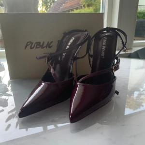 Public Desire - Jätte snobinröda public desire klackar som är helt slut sålda överallt är tyvärr för små för mig sp har aldrig använt💗kom pv för frågor🫶🏼💗