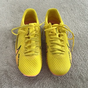 Nike Airzoom fotbollsskor st 41 - I väldigt bra skick, endast använda en gång. Säljer pga liten storlek