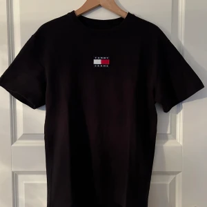 Tommy Hilfiger t-shirt, strl. XS - Tommy Jeans kortärmad tröja. Svart i strl. XS. Mycket fint använt skick.  Kommer från ett djur och rökfritt hem.  