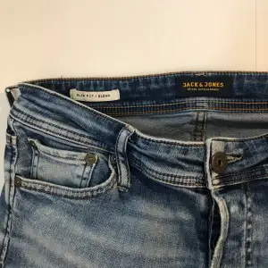 Feta j&j slim fit Glenn jeans i storlek 30/30. Skitsnygg tvätt och dem är knappt använda. Skick 9,5/10.  Säljer för att de var för små. Skriv vid funderingar och frågor!
