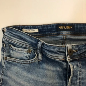 Jack and Jones Glenn jeans 30/30 - Feta j&j slim fit Glenn jeans i storlek 30/30. Skitsnygg tvätt och dem är knappt använda. Skick 9,5/10.  Säljer för att de var för små. Skriv vid funderingar och frågor!