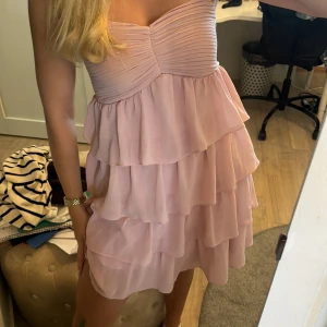 Volangklänning - Supersöt volangklänning i storlek S/36. Mycket fint skick och fina detaljer❤️ Skriv om ni har fler frågor❤️